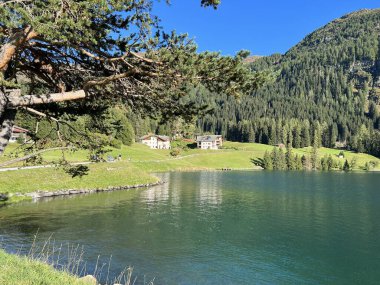 İsviçre 'nin ünlü Davos Gölü Alpler' in gölü Davos Gölü (Davosersee Oder Davoser See), Davos Dorf - Kanton of Grisons, İsviçre (Kanton Graubuenden, Schweiz)