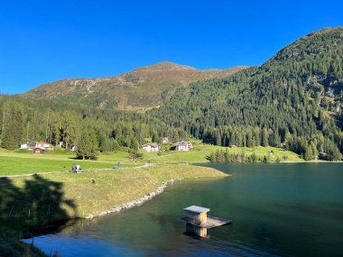 İsviçre 'nin ünlü Davos Gölü Alpler' in gölü Davos Gölü (Davosersee Oder Davoser See), Davos Dorf - Kanton of Grisons, İsviçre (Kanton Graubuenden, Schweiz)