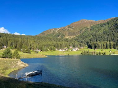İsviçre 'nin ünlü Davos Gölü Alpler' in gölü Davos Gölü (Davosersee Oder Davoser See), Davos Dorf - Kanton of Grisons, İsviçre (Kanton Graubuenden, Schweiz)