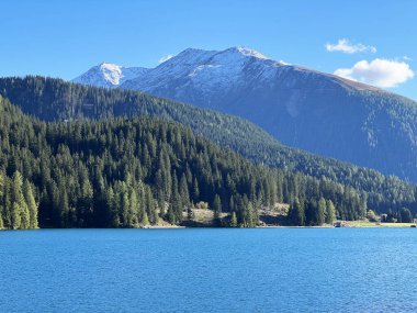 İsviçre 'nin ünlü Davos Gölü Alpler' in gölü Davos Gölü (Davosersee Oder Davoser See), Davos Dorf - Kanton of Grisons, İsviçre (Kanton Graubuenden, Schweiz)