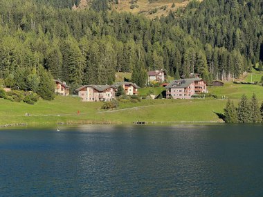 İsviçre 'nin ünlü Davos Gölü Alpler' in gölü Davos Gölü (Davosersee Oder Davoser See), Davos Dorf - Kanton of Grisons, İsviçre (Kanton Graubuenden, Schweiz)