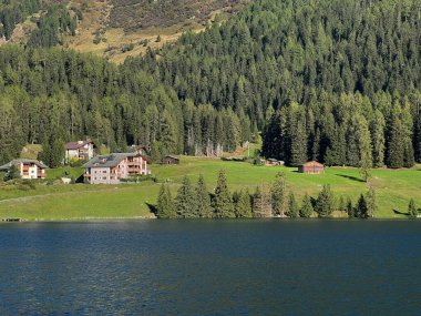 İsviçre 'nin ünlü Davos Gölü Alpler' in gölü Davos Gölü (Davosersee Oder Davoser See), Davos Dorf - Kanton of Grisons, İsviçre (Kanton Graubuenden, Schweiz)