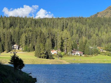 İsviçre 'nin ünlü Davos Gölü Alpler' in gölü Davos Gölü (Davosersee Oder Davoser See), Davos Dorf - Kanton of Grisons, İsviçre (Kanton Graubuenden, Schweiz)