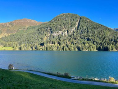 İsviçre 'nin ünlü Davos Gölü Alpler' in gölü Davos Gölü (Davosersee Oder Davoser See), Davos Dorf - Kanton of Grisons, İsviçre (Kanton Graubuenden, Schweiz)