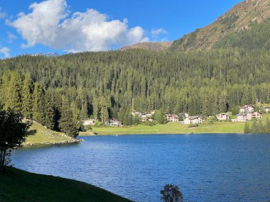 İsviçre 'nin ünlü Davos Gölü Alpler' in gölü Davos Gölü (Davosersee Oder Davoser See), Davos Dorf - Kanton of Grisons, İsviçre (Kanton Graubuenden, Schweiz)