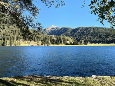 İsviçre 'nin ünlü Davos Gölü Alpler' in gölü Davos Gölü (Davosersee Oder Davoser See), Davos Dorf - Kanton of Grisons, İsviçre (Kanton Graubuenden, Schweiz)