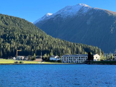 İsviçre 'nin ünlü Davos Gölü Alpler' in gölü Davos Gölü (Davosersee Oder Davoser See), Davos Dorf - Kanton of Grisons, İsviçre (Kanton Graubuenden, Schweiz)