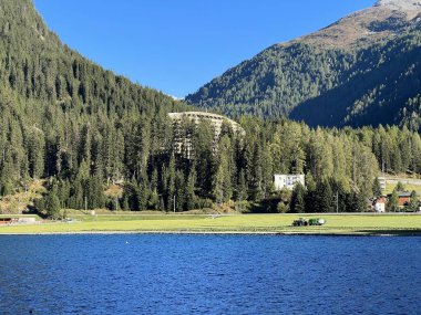 İsviçre 'nin ünlü Davos Gölü Alpler' in gölü Davos Gölü (Davosersee Oder Davoser See), Davos Dorf - Kanton of Grisons, İsviçre (Kanton Graubuenden, Schweiz)
