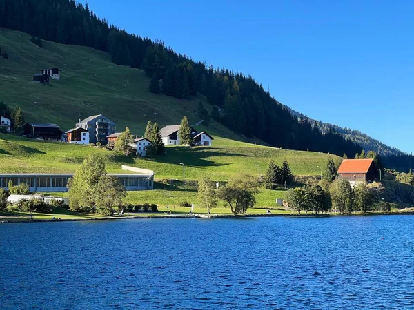 アルプスの中心部でスポーツやリラクゼーションのための有名なスイスの山ダボス湖 Davosersee Oder Davoser See ダボスのドーフ スイスのグリソンのカントン Kann Graubuenden Sweiz — ストック写真