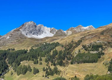 Yüksek İsviçre alp zirveleri Gross Schiahorn (2709 m) ve Schaflaeger (Schaflager, 2681 m) turizm ve spor dağı Davos veya Davosersee 'nin üzerinde, Davos Dorf - Grisonlar Kantonu, İsviçre (Schweiz)