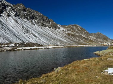 İsviçre dağ geçidi Fluela (Flueelapass), Davos - Kanton of Grisons, İsviçre (Kanton Graubuenden, Schweiz) üzerinde küçük bir alp gölü Lai Nair (Kara Göl veya Schwarzer See).)