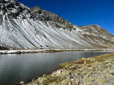 İsviçre dağ geçidi Fluela (Flueelapass), Davos - Kanton of Grisons, İsviçre (Kanton Graubuenden, Schweiz) üzerinde küçük bir alp gölü Lai Nair (Kara Göl veya Schwarzer See).)