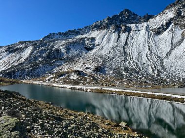 İsviçre dağ geçidi Fluela (Flueelapass), Davos - Kanton of Grisons, İsviçre (Kanton Graubuenden, Schweiz) üzerinde küçük bir alp gölü Lai Nair (Kara Göl veya Schwarzer See).)