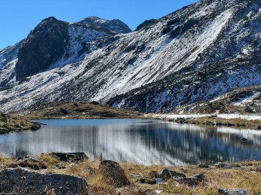 İsviçre dağ geçidi Fluela (Flueelapass), Davos - Kanton of Grisons, İsviçre (Kanton Graubuenden, Schweiz) üzerinde küçük bir alp gölü Lai Nair (Kara Göl veya Schwarzer See).)