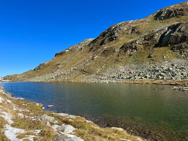 瑞士达沃斯州弗莱拉 Flueelapass 瑞士格里松 Kanton Graubuenden Schweiz 山路上的一个小高山湖Lai Nair 黑湖或Schwarzer See — 图库照片