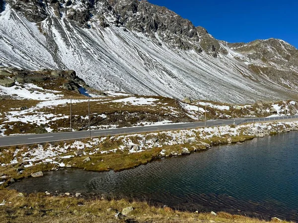 スイスの山岳道路上の小さな高山湖ライ ナイア 黒湖またはシュヴァルツァー参照 フレーラ フレーパス ダボス グリソンのカントン スイス カントンGraubuenden スイス — ストック写真
