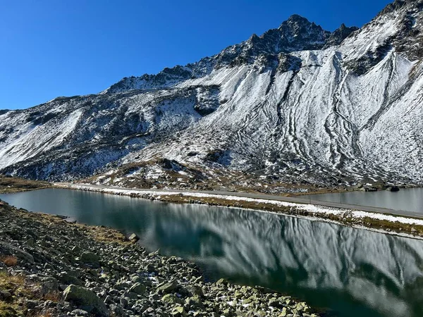 スイスの山岳道路上の小さな高山湖ライ ナイア 黒湖またはシュヴァルツァー参照 フレーラ フレーパス ダボス グリソンのカントン スイス カントンGraubuenden スイス — ストック写真
