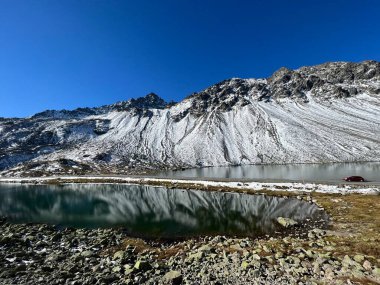 İsviçre dağ geçidi Fluela (Flueelapass), Davos - İsviçre Grisons Kantonu, İsviçre (Schweiz) üzerinde yüksek dağlık Lai Nair (Kara Göl veya Schwarzer See) ve Lai da la Scotta (Schottensee).)