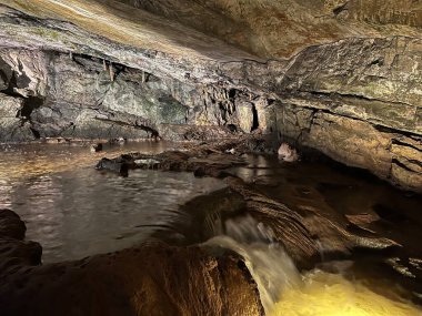 St. Beatus mağaraları - Thun Gölü (St. Beatus-Hohlen - das Naturwunder am Thunersee oder St. Beatus-Hoehlen), Interlaken - Bern Kantonu, İsviçre / Schweiz