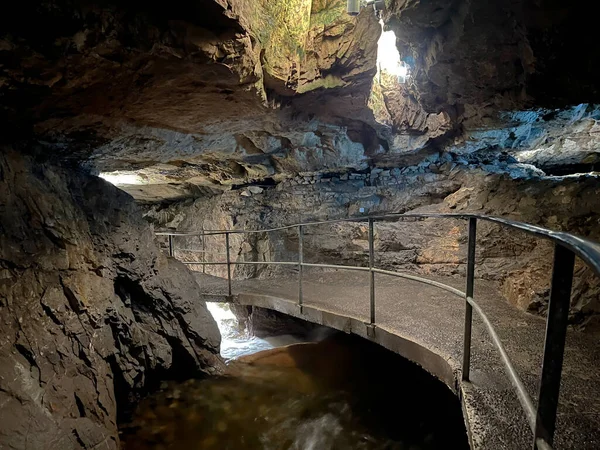 Las Cuevas San Beato Una Maravilla Natural Junto Lago Thun —  Fotos de Stock