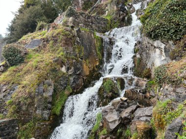 St. Beatus Şelalesi (Wasserfall bei den St. Beatus Hoehlen oder St. Beatusfall), Interlaken - Bern Kantonu, İsviçre (Kanton Graubuenden, Schweiz)