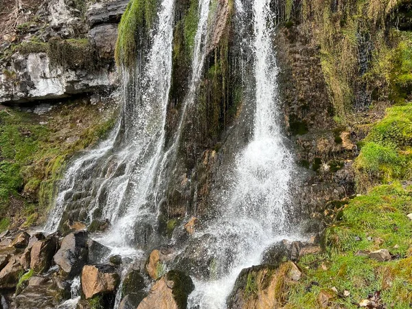 Beatus Şelalesi Wasserfall Bei Den Beatus Hoehlen Oder Beatusfall Interlaken — Stok fotoğraf
