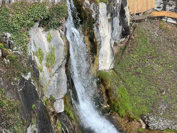 聖ビータス滝または滝と聖ビータス洞窟の下のカスケード Wasserfall Bei Den Beehlen Oder Beatusfall インターラーケン スイス ベルン州 — ストック写真