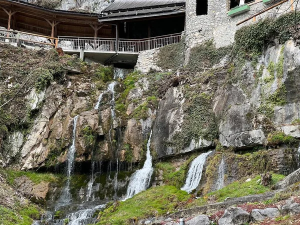 Beatus Şelalesi Wasserfall Bei Den Beatus Hoehlen Oder Beatusfall Interlaken — Stok fotoğraf