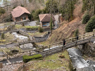 St. Beatus Mağaraları (Zugangsweg entlang der Wasserfaelle zu den St. Beatus-Hohlen oder St. Beatus-Hoehlen), Interlaken - Bern Kantonu, İsviçre (Schweiz)