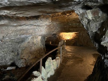 St. Beatus mağaraları - Thun Gölü (St. Beatus-Hohlen - das Naturwunder am Thunersee oder St. Beatus-Hoehlen), Interlaken - Bern Kantonu, İsviçre / Schweiz
