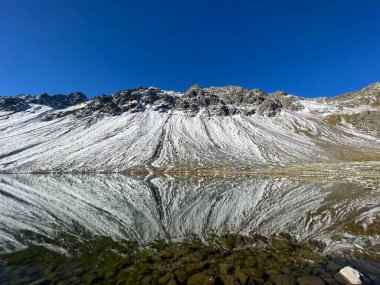 İsviçre dağ geçidi Fluela (Fluelapass), Davos - Grisonlar Kantonu, İsviçre (Kanton Graubuenden, Schweiz) üzerinde yüksek alp gölü Lai da la Scotta (Schottensee veya Schotten Gölü).)