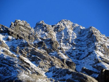 Ducankette dağ sırasındaki kayalık dağ zirvesine ilk kar yağışı (3012 metre) ve İsviçre Alpleri 'ndeki Davos Kantonu (Kanton Graubuenden, Schweiz).)