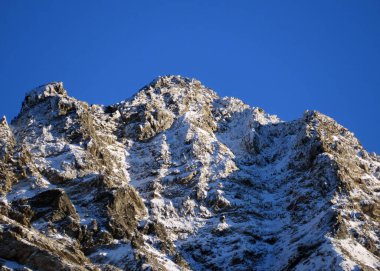 Ducankette dağ sırasındaki kayalık dağ zirvesine ilk kar yağışı (3012 metre) ve İsviçre Alpleri 'ndeki Davos Kantonu (Kanton Graubuenden, Schweiz).)