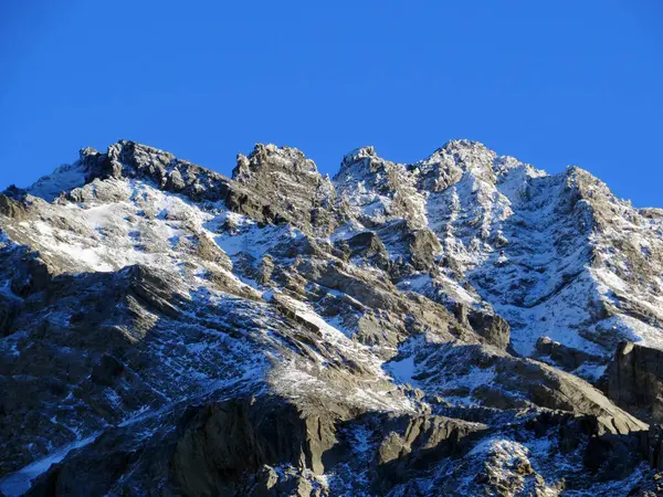 Πρώτο Χιόνι Στη Βραχώδη Βουνοκορφή Plattenflue 3012 Στην Οροσειρά Ducankette — Φωτογραφία Αρχείου