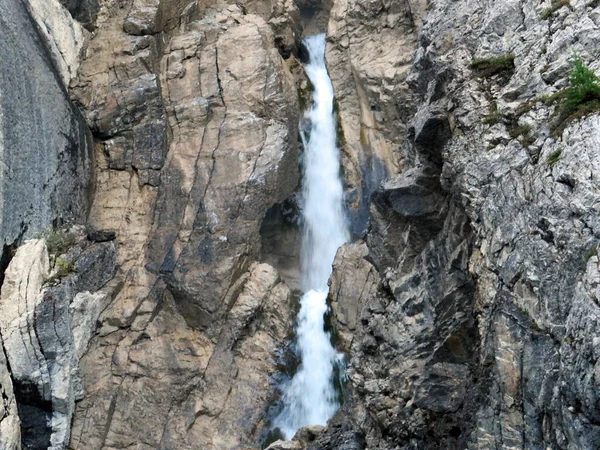 瑞士阿尔卑斯山脉Ducanbach或Ducanfall Waterfall Ducanfall 1或Waterfall Ducanfall 的下瀑布 瑞士达沃斯 格劳森州 Kanton Graubuenden — 图库照片