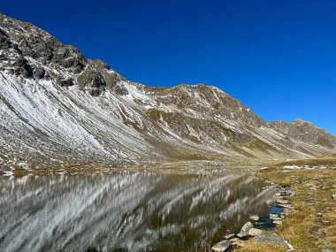 İsviçre dağ geçidi Fluela (Fluelapass), Davos - Grisonlar Kantonu, İsviçre (Kanton Graubuenden, Schweiz) üzerinde yüksek alp gölü Lai da la Scotta (Schottensee veya Schotten Gölü).)