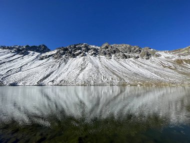 İsviçre dağ geçidi Fluela (Fluelapass), Davos - Grisonlar Kantonu, İsviçre (Kanton Graubuenden, Schweiz) üzerinde yüksek alp gölü Lai da la Scotta (Schottensee veya Schotten Gölü).)