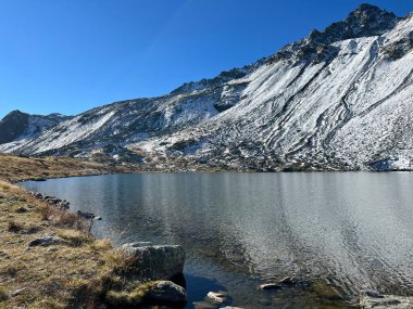 İsviçre dağ geçidi Fluela (Fluelapass), Davos - Grisonlar Kantonu, İsviçre (Kanton Graubuenden, Schweiz) üzerinde yüksek alp gölü Lai da la Scotta (Schottensee veya Schotten Gölü).)