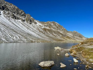 İsviçre dağ geçidi Fluela (Fluelapass), Davos - Grisonlar Kantonu, İsviçre (Kanton Graubuenden, Schweiz) üzerinde yüksek alp gölü Lai da la Scotta (Schottensee veya Schotten Gölü).)