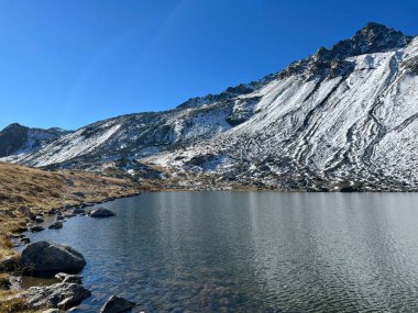 İsviçre dağ geçidi Fluela (Fluelapass), Davos - Grisonlar Kantonu, İsviçre (Kanton Graubuenden, Schweiz) üzerinde yüksek alp gölü Lai da la Scotta (Schottensee veya Schotten Gölü).)