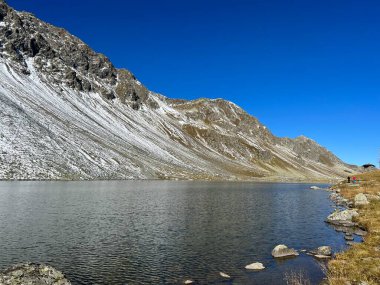 İsviçre dağ geçidi Fluela (Fluelapass), Davos - Grisonlar Kantonu, İsviçre (Kanton Graubuenden, Schweiz) üzerinde yüksek alp gölü Lai da la Scotta (Schottensee veya Schotten Gölü).)