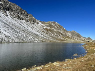 İsviçre dağ geçidi Fluela (Fluelapass), Davos - Grisonlar Kantonu, İsviçre (Kanton Graubuenden, Schweiz) üzerinde yüksek alp gölü Lai da la Scotta (Schottensee veya Schotten Gölü).)