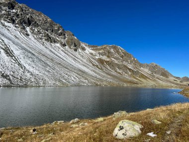 İsviçre dağ geçidi Fluela (Fluelapass), Davos - Grisonlar Kantonu, İsviçre (Kanton Graubuenden, Schweiz) üzerinde yüksek alp gölü Lai da la Scotta (Schottensee veya Schotten Gölü).)