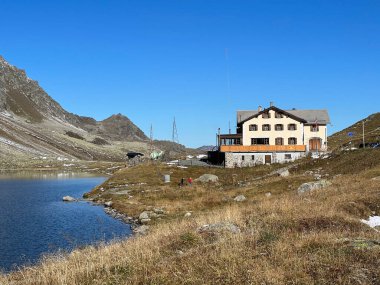 İsviçre dağ geçidi Fluela (Fluelapass), Davos - Grisonlar Kantonu, İsviçre (Kanton Graubuenden, Schweiz) üzerinde yüksek alp gölü Lai da la Scotta (Schottensee veya Schotten Gölü).)