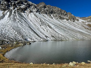 İsviçre dağ geçidi Fluela (Fluelapass), Davos - Grisonlar Kantonu, İsviçre (Kanton Graubuenden, Schweiz) üzerinde yüksek alp gölü Lai da la Scotta (Schottensee veya Schotten Gölü).)