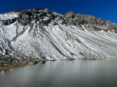 İsviçre dağ geçidi Fluela (Fluelapass), Davos - Grisonlar Kantonu, İsviçre (Kanton Graubuenden, Schweiz) üzerinde yüksek alp gölü Lai da la Scotta (Schottensee veya Schotten Gölü).)