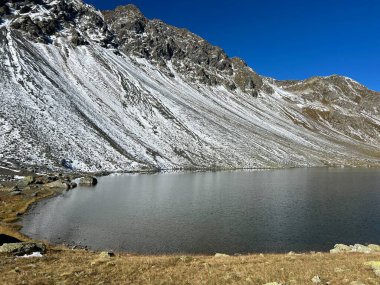 İsviçre dağ geçidi Fluela (Fluelapass), Davos - Grisonlar Kantonu, İsviçre (Kanton Graubuenden, Schweiz) üzerinde yüksek alp gölü Lai da la Scotta (Schottensee veya Schotten Gölü).)