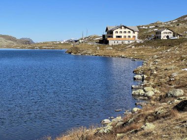 İsviçre dağ geçidi Fluela (Fluelapass), Davos - Grisonlar Kantonu, İsviçre (Kanton Graubuenden, Schweiz) üzerinde yüksek alp gölü Lai da la Scotta (Schottensee veya Schotten Gölü).)