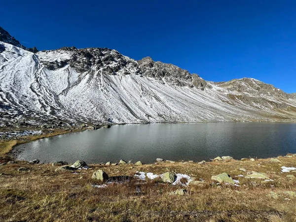 İsviçre dağ geçidi Fluela (Fluelapass), Davos - Grisonlar Kantonu, İsviçre (Kanton Graubuenden, Schweiz) üzerinde yüksek alp gölü Lai da la Scotta (Schottensee veya Schotten Gölü).)