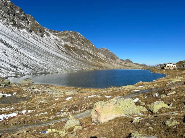 スイスの山岳道路上の高い高山湖ライ スコッタ Schottensee Schotten Lake フローラ Fluapass ダボスを通過します グリソンのカントン スイス — ストック写真